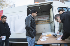 910720 Afbeelding van iemand die zijn stem uitbrengt tijdens de Gemeenteraadsverkiezingen van Utrecht van 2018.